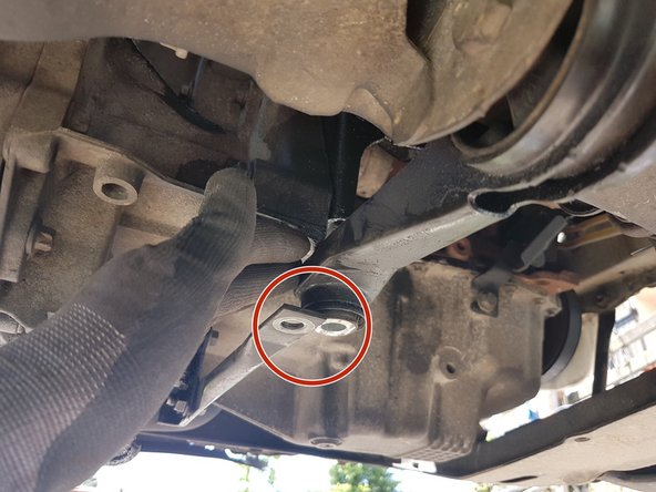 ATTENTION: Ne pas dévisser l'autre vis !