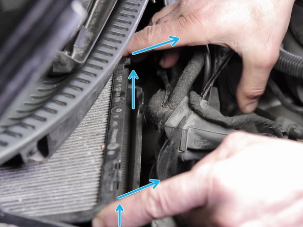 Soulever et tirer le filtre d'habitacle vers vous pour le retirer