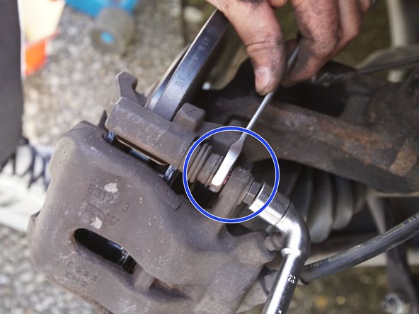 A l'aide d'une clef plate de 13 et d'une clef à pipe de 13 resserrez les deux vis de l'étrier