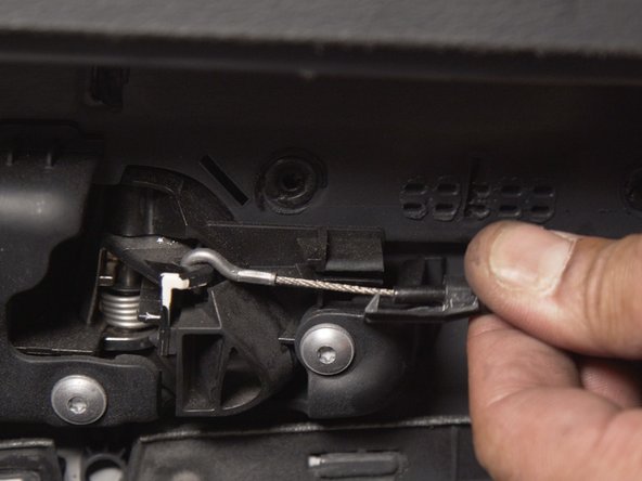 A l'aide d'un petit tournevis plat, déclipser l'accroche du câble