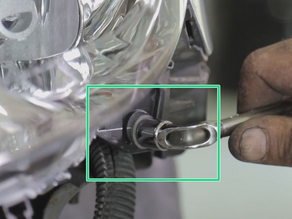 Revisser et serrer les trois vis du phare