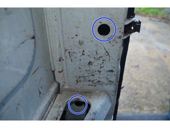 Retirez les 2 vis de fixation en les desserrant à la main.