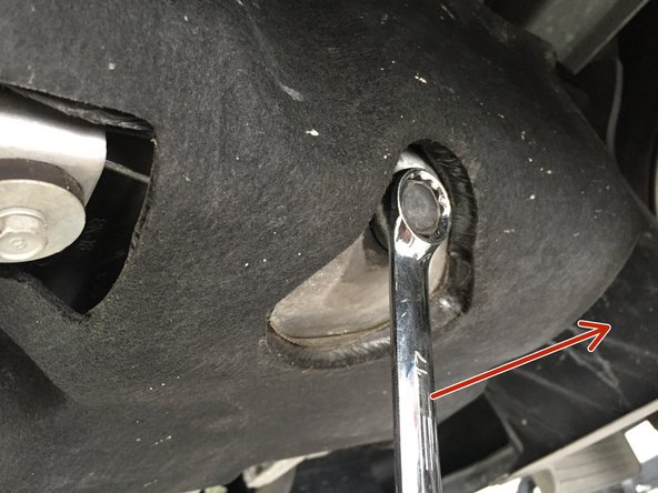 
Using the 17 mm flat wrench, unscrew the drain plug.
