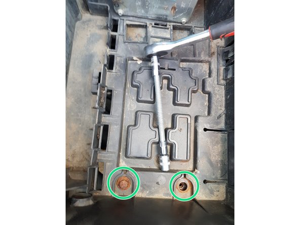 enlever les vis qui retiennent le support de la batterie