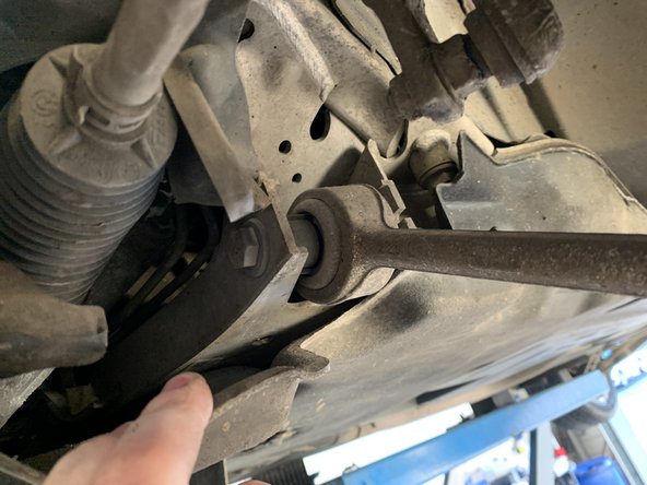 Deviser la vis de 18 qui maintient le bras de suspension au berceau