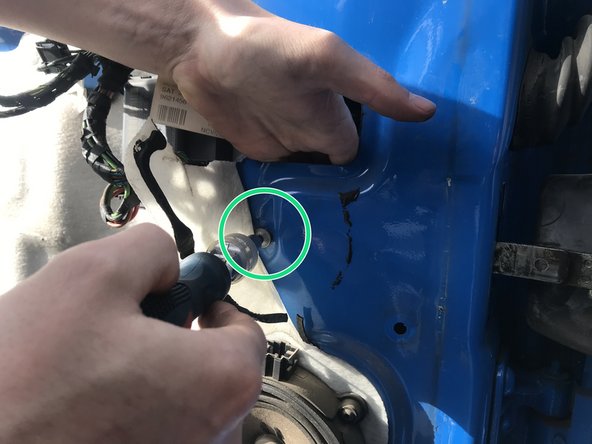 Avant de mettre en place la nouvelle pièce la comparer l'ancienne afin de bien s'assurer qu'elles sont identiques.