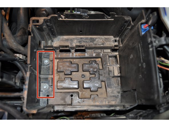 Le bac est maintenu par deux vis