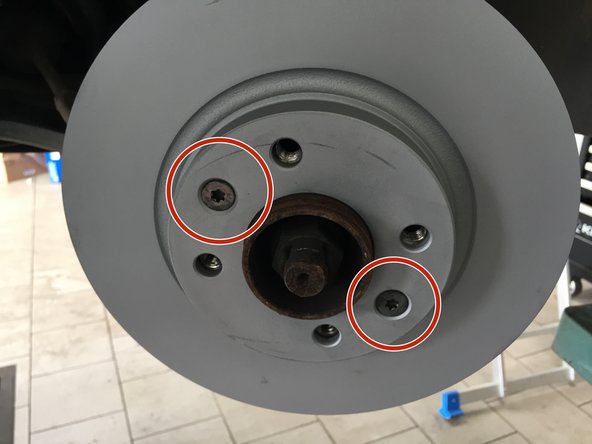 A l'aide du cliquet et de l'embout de T30 visser les deux vis qui maintienne le disque en place