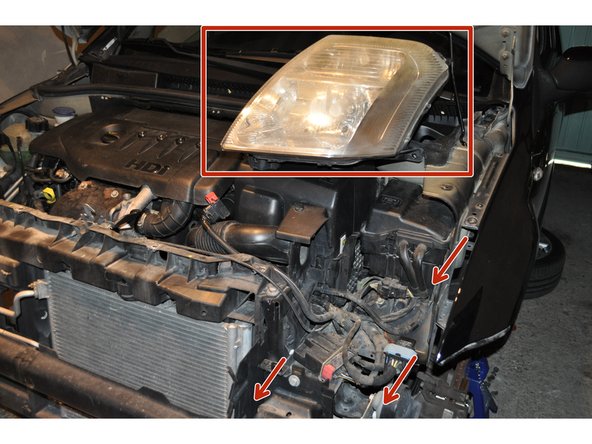 Sortir le phare de son emplacement vers l'avant pour le déposer.