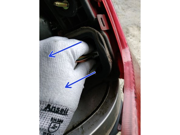 la prise doit sortir à la main