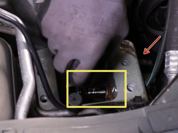 Retirer la vis retenant la masse  sous l'emplacement du support moteur