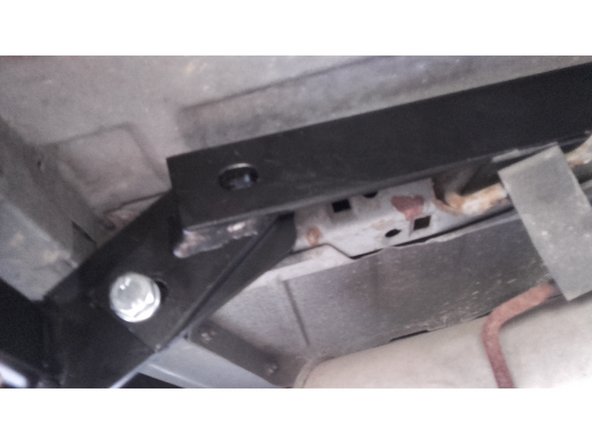 La boule d'attelage est amovible et tient avec 2 boulons.