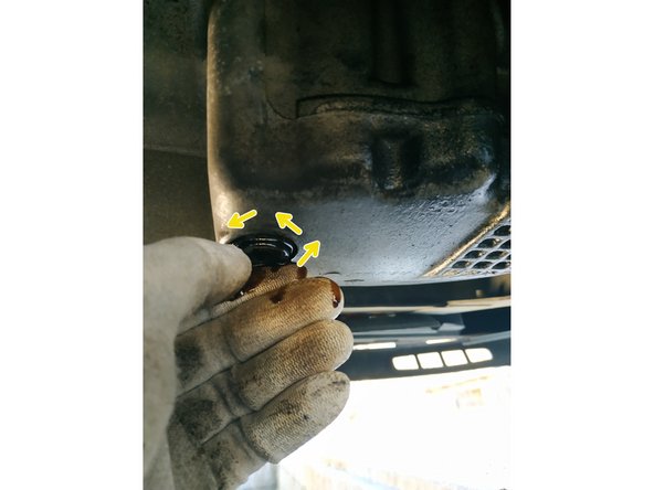 placer un bac de récupération en-dessous et finir de dévisser le bouchon de carter d'huile à la main