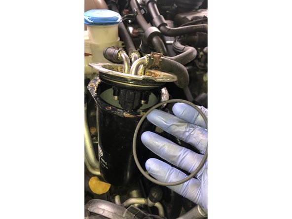 Remplacer le  joint et lubrifier le avec votre doigt et du gasoil