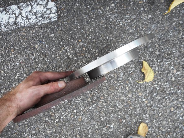 Comparez les disques en contrôlant le nombre de trous, le diamètre extérieur, l'épaisseur, le diamètre intérieur et le déport de la partie intérieure du disque.