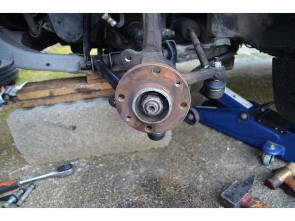 Si le disque est bloqué tapez sur la face arrière du disque à l'aide d'un maillet pour le débloquer.