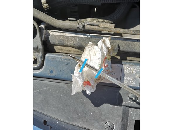 Faites tourner le moteur 2/3 min. Attendez 5 minutes pour vérifier le niveau d'huile, tirez la jauge et reportez vous à la photo pour connaître le niveau. Le trait de gauche étant le mini et celui de droite le maxi.