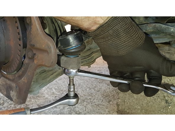 Avec une clé BTR de 6mm et une clé plate de 16mm retirez la biellette de direction de la fusée.