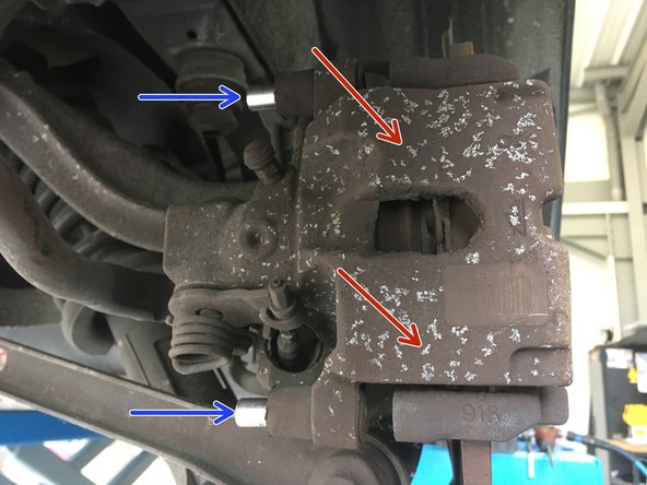 Visser les deux vis à l'aide de la clé BTR de 7