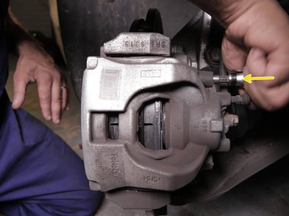 Resserrer les colonnettes de l'étrier à l'aide de la clé allen de 7