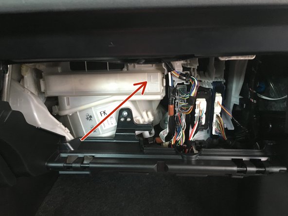 Refermer la boite à gant