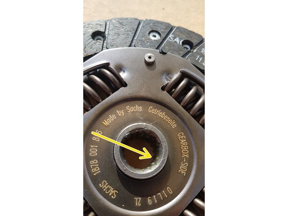 Nettoyez le volant-moteur et le plateau de pression du mécanisme d'embrayage.