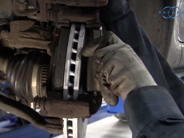 Soulever l'étrier et repositionner les nouvelles plaquettes de frein