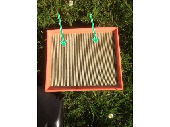 Refaites les étapes dans le sens inverse pour remonter le couvercle du filtre à air et finaliser son changement.