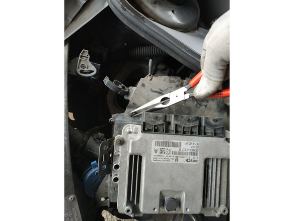 Une des fiches du calculateur est prise dans un passe-fil, on veillera à l'en sortir.