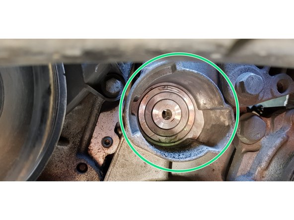 Avec une douille de 13mm dévissez la vis mais ne la sortez pas car elle n'est pas facile à replacer. De plus, elle n'est pas fournie dans le kit neuf.