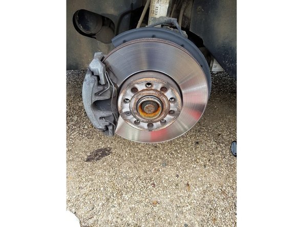 Replacez votre roue dans son logement puis visser les 5 goujons fortement.