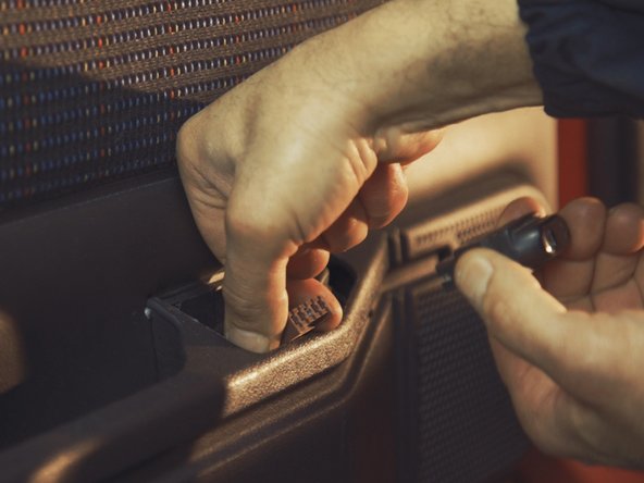 
Unclip the control from the connector by simply pulling on it
