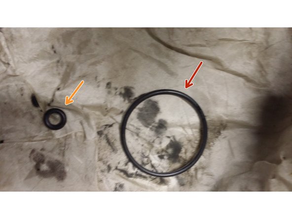 Retirer le joint torique de petit diamètre à l'extrémité de la tige de la cloche en glissant un tournevis sous le joint.