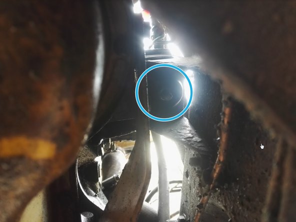 Desserrer légèrement les vis inférieures