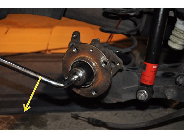 Déposer l'écrou avec une douille de 32 mm.