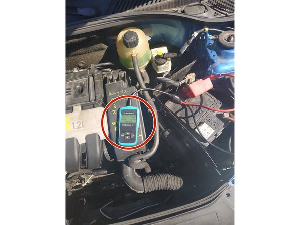 La voiture ne démarre pas. Lorsqu'on tourne la clé, rien ne se passe. On entend juste un &quot;tac tac&quot; sous le capot.