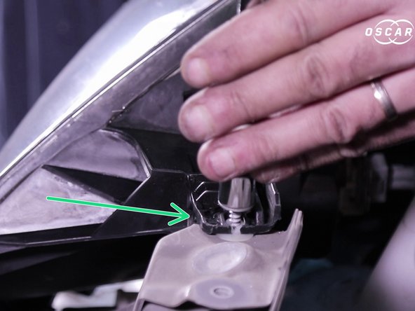 Visser les 3 vis de maintien du phare