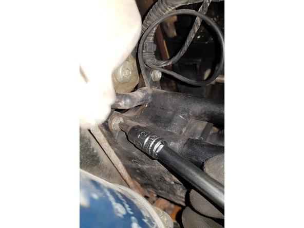 La bobine est fixée par 4 vis. Il faut une douille Torx mâle T25 pour les retirer.