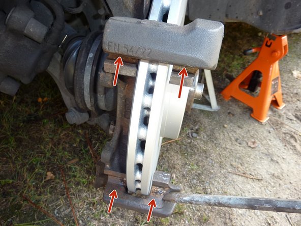 Nettoyer les quatre points de contact des plaquettes sur l'étrier à l'aide un tournevis plat.