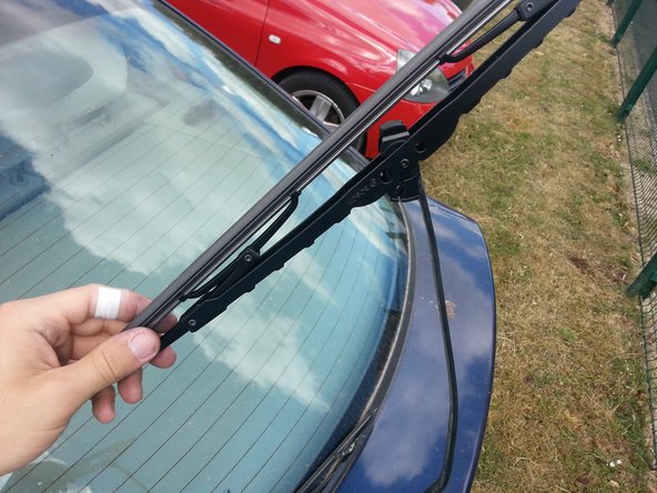 Insérer le nouveau balai d'essuie glace sur le bras jusqu'à entendre un clip et reposer le bras sur le parebrise