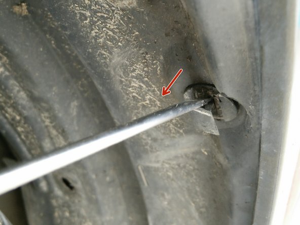 Les clips sont à démonter en 2 fois. Soulever la petite partie  puis soulever le socle entier