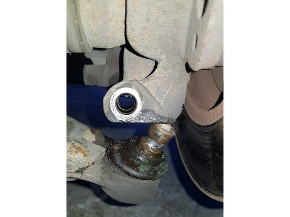 Avec une barre ou un pied-de-biche faites levier et délogez la rotule de suspension de son logement.