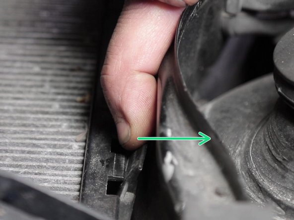 Tirer sur les languettes pour sortir les pattes en plastique de leur logement