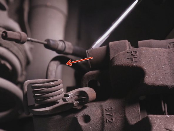 Enlevez les deux capuchons des colonettes de l'étrier, derrière celui-ci