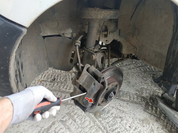 repousser légèrement le piston en insérant un gros tournevis plat