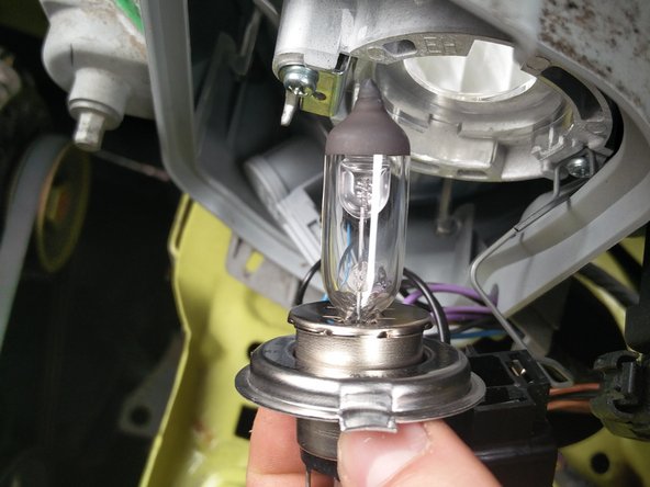 Retirer l'ampoule de son compartiment