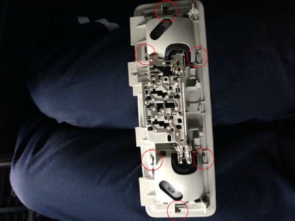 Vous avez maintenant le plafonnier entre vos mains, autour de celui ci vous trouverez 6 petits clips qu'il faut retirer avec un tournevis plat tout en poussant vers le cache pour l'enlever.