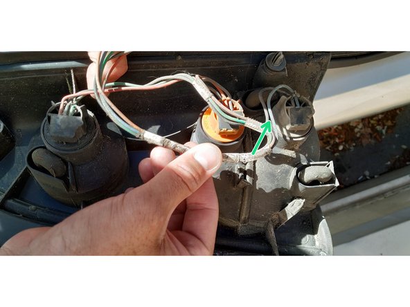 Une fois le bloc feu retiré, dégraffer le câble d'alimentation de son emplacement pour vous permettre de travailler plus facilement.