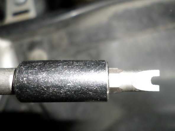 L'accés étant restreint, j'utilise un embout de vissage à 2 ergots que l'on trouve dans les boites d'embouts de vissage