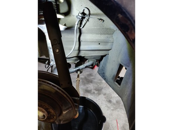 Pour cette étape, il est impératif d'utiliser des clefs à tuyauter !